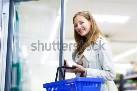 Foto stock: Bastante · jovem · feminino · estudante · laptop · universidade