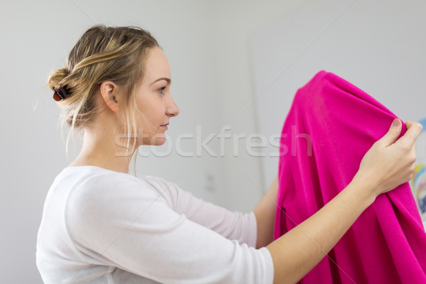 Ev işi genç kadın çamaşırhane renkli çamaşır makinesi Stok fotoğraf © lightpoet