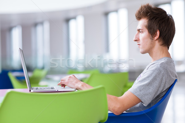 Főiskolai hallgató laptopot használ számítógép mélységélesség szín internet Stock fotó © lightpoet