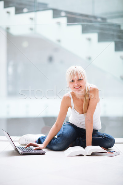Kampusz csinos női diák laptop könyvek Stock fotó © lightpoet