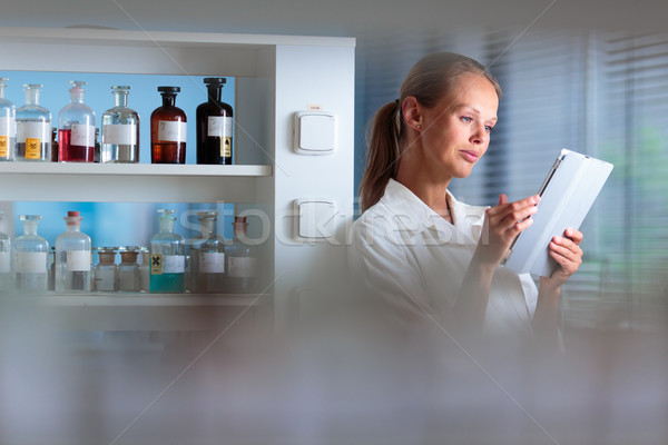 Foto stock: Retrato · feminino · investigador · bioquímica · lab · pesquisa