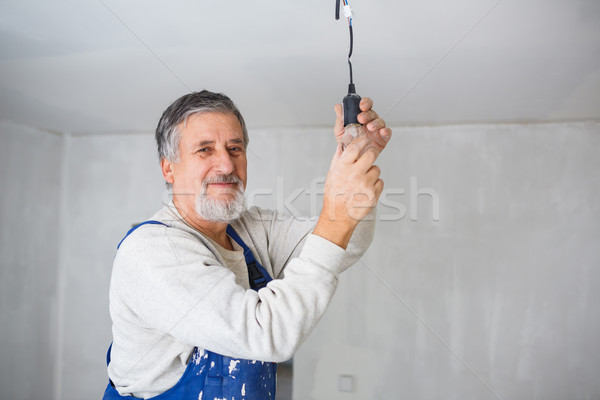 Senior om bec acasă Imagine de stoc © lightpoet