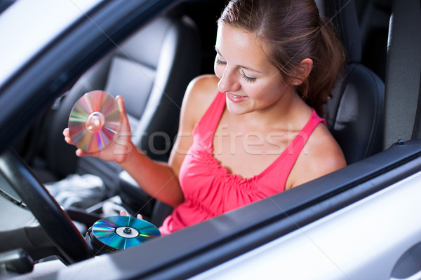 Jonge vrouwelijke bestuurder spelen muziek auto Stockfoto © lightpoet