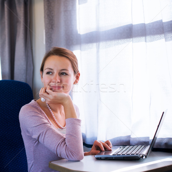 Stockfoto: Jonge · vrouw · met · behulp · van · laptop · computer · trein · ondiep