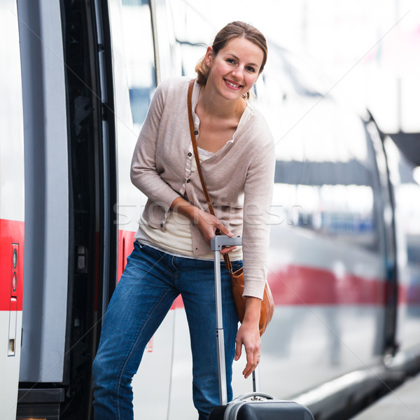 Mooie jonge vrouw boarding trein stad stedelijke Stockfoto © lightpoet