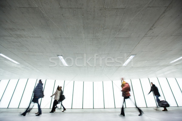 Luchthaven haast mensen koffers lopen gang Stockfoto © lightpoet