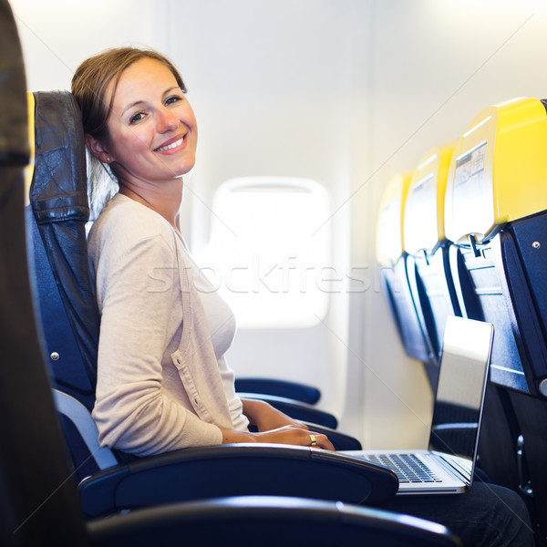 Jeune femme bord travail ordinateur portable avion ordinateur [[stock_photo]] © lightpoet