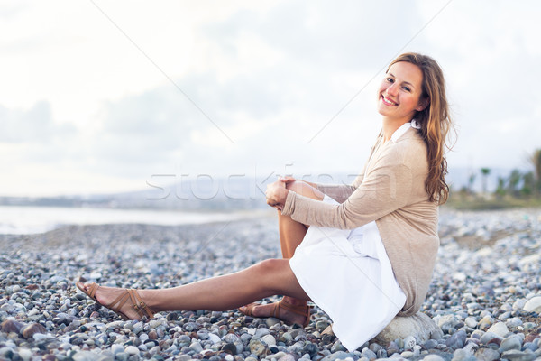 Fiatal nő tengerpart élvezi meleg nyár este Stock fotó © lightpoet