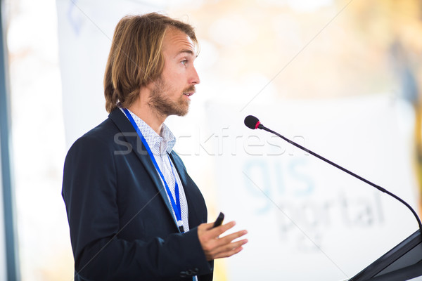 Frumos tânăr discurs conferinţă microfon vorbitor Imagine de stoc © lightpoet