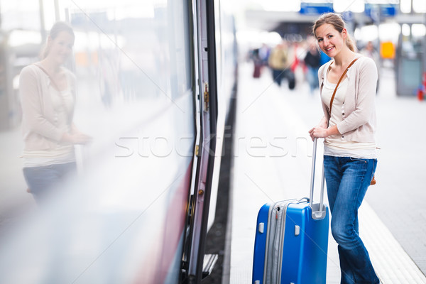 Dość młoda kobieta abordaż pociągu kolor obraz Zdjęcia stock © lightpoet