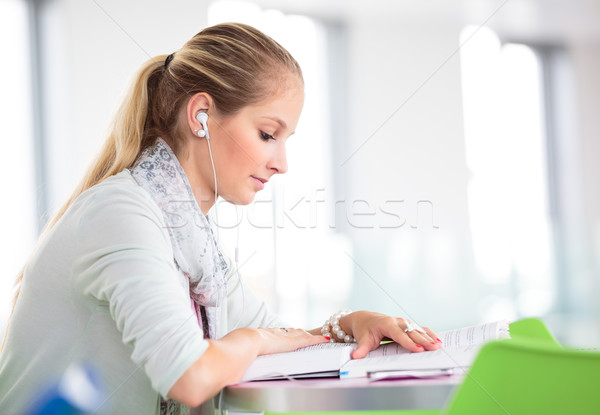 Foto stock: Estudante · escola · bastante · feminino · livros · laptop