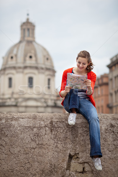 Mooie jonge vrouwelijke toeristische studeren kaart Stockfoto © lightpoet