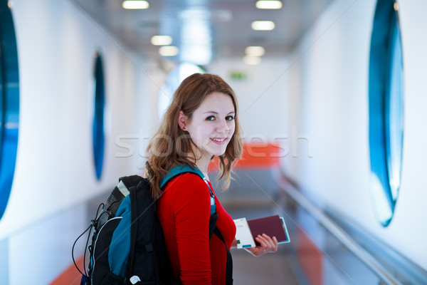 Portret jonge vrouw boarding vliegtuigen brug hemel Stockfoto © lightpoet