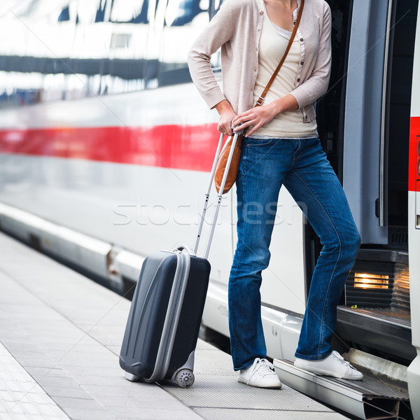 Mooie jonge vrouw boarding trein stad stedelijke Stockfoto © lightpoet
