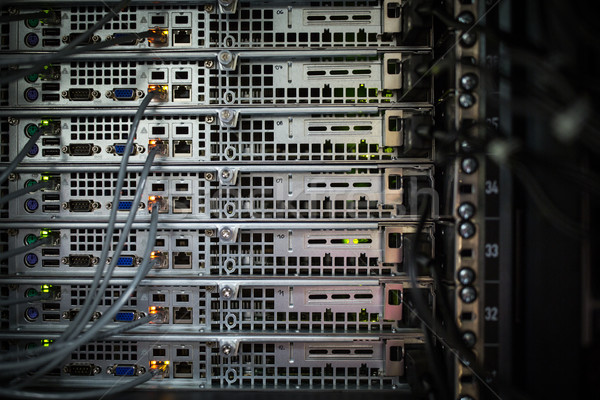 Rack de servere data center superficial dincolo de culoare Imagine de stoc © lightpoet