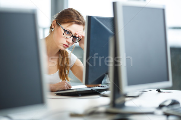 Csinos női diák néz asztali számítógép képernyő Stock fotó © lightpoet