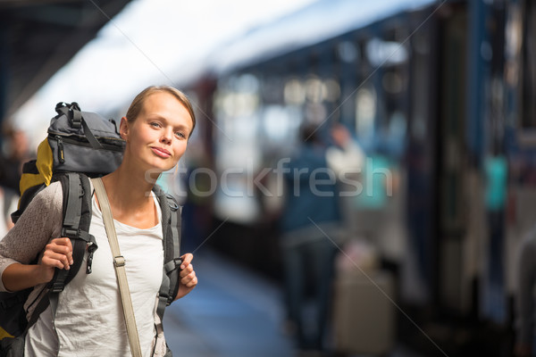 Dość młoda kobieta abordaż pociągu cel czeka Zdjęcia stock © lightpoet