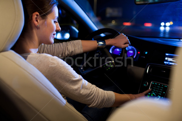 商業照片: 年輕女子 · 駕駛 · 現代 · 汽車 · 夜 · 城市