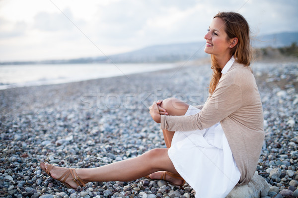 Jonge vrouw strand genieten warm zomer avond Stockfoto © lightpoet