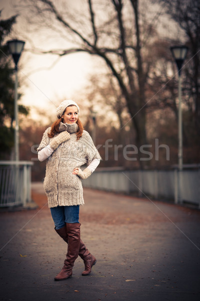 Jeune femme chaud laine cardigan posant à l'extérieur [[stock_photo]] © lightpoet