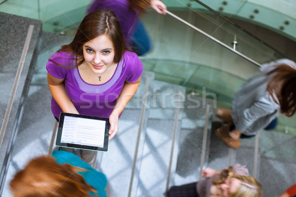 Foto stock: Estudantes · para · cima · para · baixo · ocupado · escada · bastante