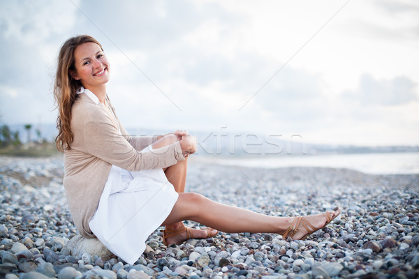 Jonge vrouw strand genieten warm zomer avond Stockfoto © lightpoet