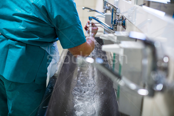 Cirujano hospital lavado manos realizar cirugía Foto stock © lightpoet