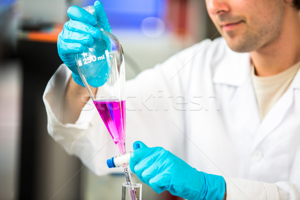 Mannelijke onderzoeker uit wetenschappelijk onderzoek lab Stockfoto © lightpoet