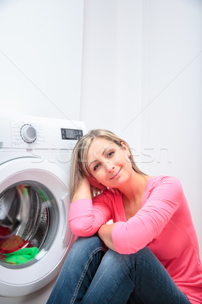 Ev işi genç kadın çamaşırhane bekleme yıkama program Stok fotoğraf © lightpoet