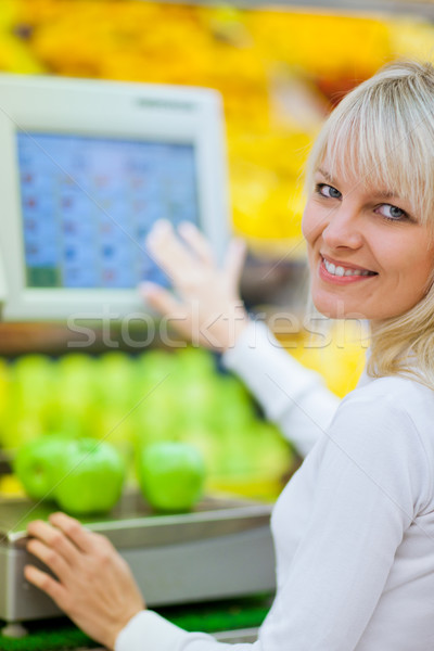 Stock fotó: Gyönyörű · fiatal · nő · vásárlás · gyümölcsök · zöldségek · termény