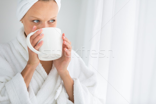Mulher jovem roupão de banho caneca Foto stock © lightpoet