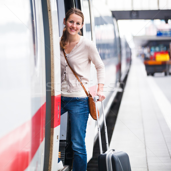 Mooie jonge vrouw boarding trein stad stedelijke Stockfoto © lightpoet