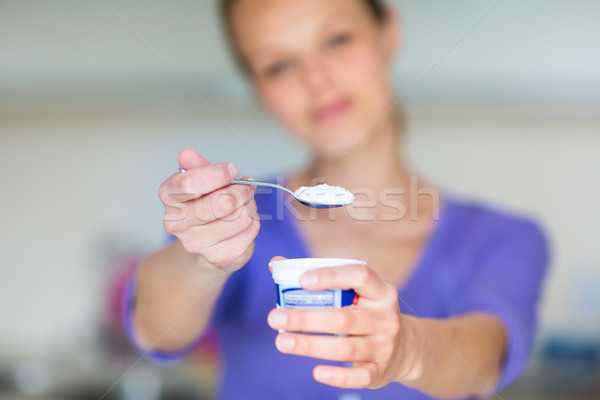 Foto stock: Feliz · mulher · jovem · alimentação · iogurte · cozinha · casa