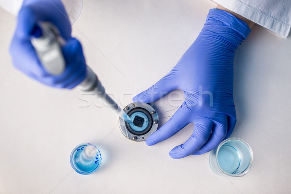 Handen onderzoeker uit wetenschappelijk onderzoek lab Stockfoto © lightpoet
