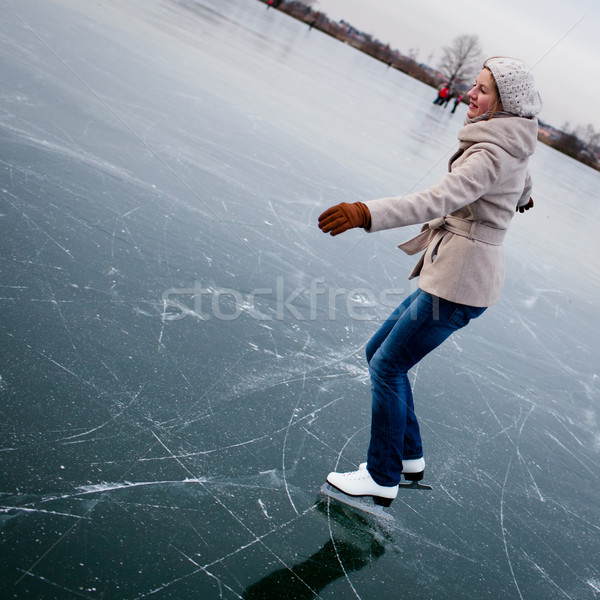 Młoda kobieta łyżwiarstwo odkryty staw zimą dzień Zdjęcia stock © lightpoet
