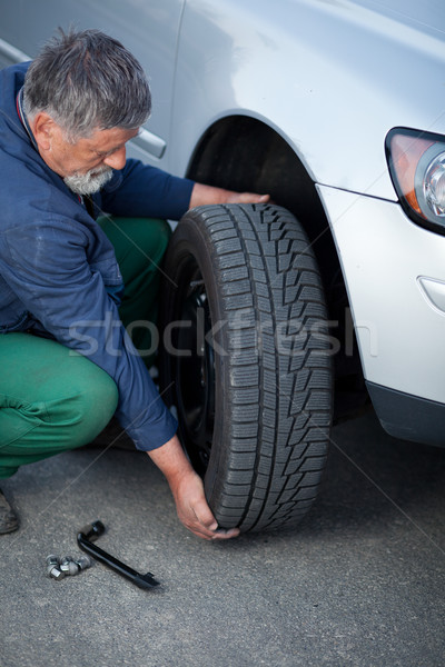 [[stock_photo]]: Mécanicien · roue · modernes · voiture · couleur · hiver