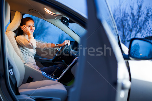 ストックフォト: かなり · 若い女性 · 運転 · ブランド · 新しい車 · 浅い