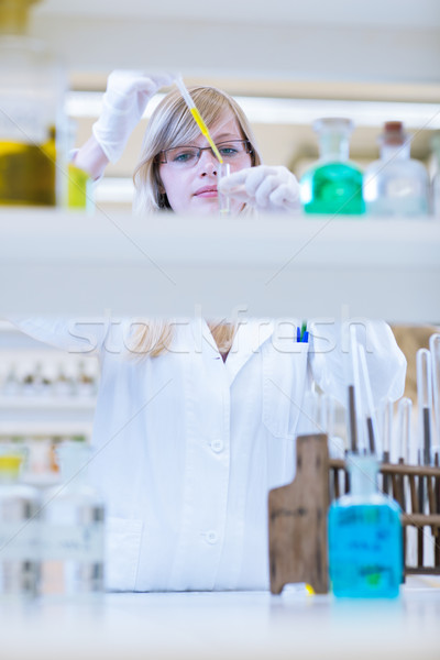 Stockfoto: Vrouwelijke · onderzoeker · uit · onderzoek · chemie