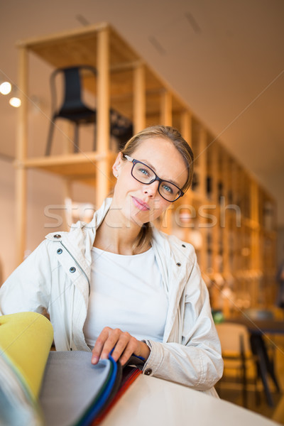 Mooie jonge vrouw kiezen moderne interieur Stockfoto © lightpoet