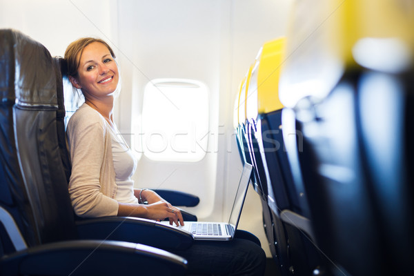 Foto stock: Mulher · jovem · conselho · trabalhando · computador · portátil · avião · computador