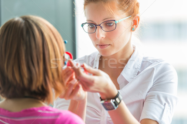 Bastante jóvenes femenino optometrista examinar ojos Foto stock © lightpoet