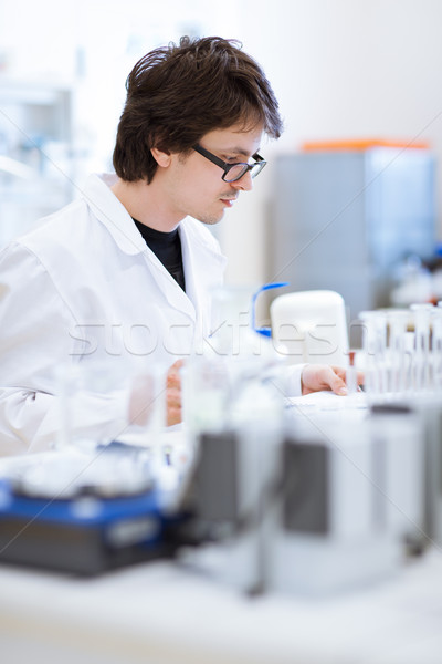Młodych mężczyzna chemia student laboratorium Zdjęcia stock © lightpoet