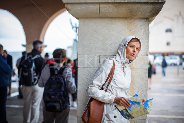 Káprázatos női turista térkép külföldi város Stock fotó © lightpoet