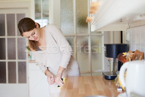Imagine de stoc: Gospodarie · curăţenie · bucătărie · casă · fată
