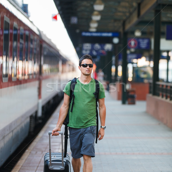 Gut aussehend junger Mann Fuß Plattform modernen Bahnhof Stock foto © lightpoet