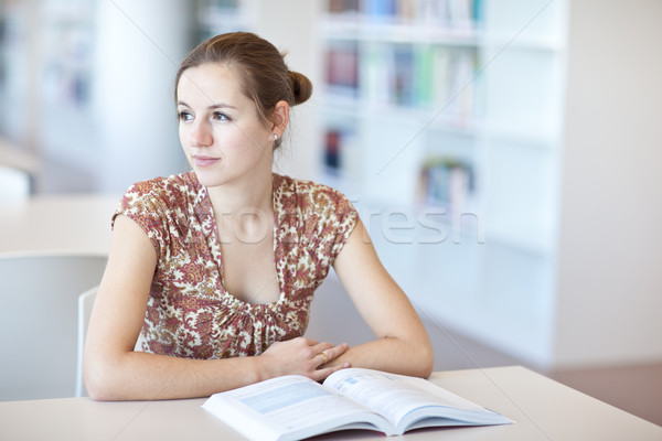 Csinos fiatal főiskolai hallgató könyvtár sekély mélységélesség Stock fotó © lightpoet
