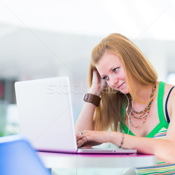 Stock fotó: Csinos · női · főiskolai · hallgató · dolgozik · laptop · laptop · számítógép
