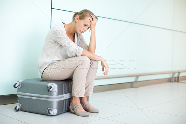 Jovem feminino frustrado aeroporto espera vôo Foto stock © lightpoet