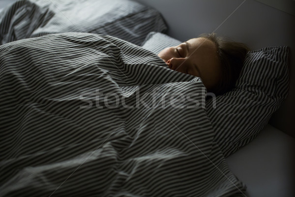 Belo mulher jovem adormecido cama cara cabelo Foto stock © lightpoet