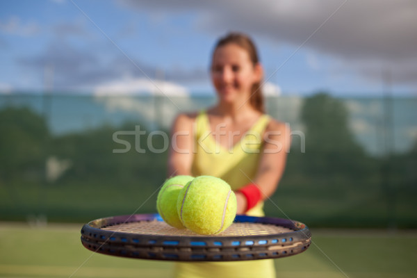 Ziemlich jungen weiblichen Tennisspieler Tennisplatz seicht Stock foto © lightpoet